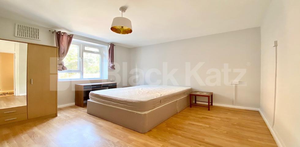 			3 BEDROOM APARTMENT WITH PATIO!, 3 Bedroom, 1 bath, 1 reception Apartment			 King Henrys Walk, DALSTON N1